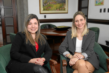 Foto | Argemiro Idárraga | LA PATRIA  En el salón amarillo de la Gobernación de Caldas, Alejandra Cañas, esposa del comandante del Batallón Ayacucho, teniente coronel Juan Gabriel Rojas González, visitó a la gestora social de Caldas, Camila Castillo Camacho.