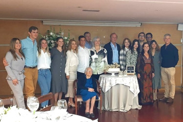 Grupo de asistentes al cumpleaños.