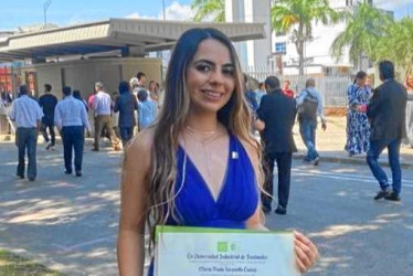 Foto | cortesía | LA PATRIA  La pensilvanense María Paula Jaramillo Loaiza recibió su título como Ingeniera Civil de la Universidad Industrial de Santander (UIS). Es egresada como bachiller de la Normal Superior de La Presentación. Su hermana Luisa Fernanda le extiende un caluroso abrazo y la felicita en compañía de sus padres y familiares.
