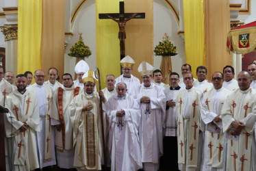 Foto | Henry Giraldo | LA PATRIA El padre Fidel Antonio Gómez Gómez celebró sus 40 años de vida sacerdotal con una santa eucaristía precedida por 30 sacerdotes y cuatro obispos. La misa se realizó en la Basílica Menor de San Antonio de Padua de Manzanares.