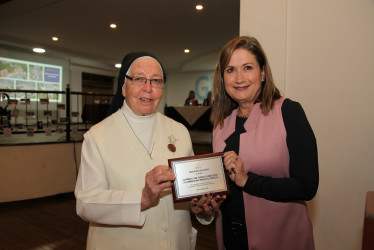 Fotos | Argemiro Idárraga | LA PATRIA Reconocimientos: Beatriz Eugenia Pardo, directora ejecutiva de la Fundación Obras Sociales Betania, entrega reconocimiento a la hermana Gloria del Carmen Torres Bustamante, directora de la Fundación Obras Sociales Betania.