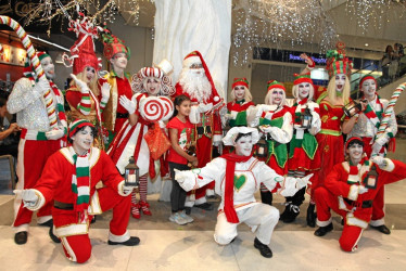 Los arlequines sonríen y dan la bienvenida a esta época en el centro comercial Fundadores.