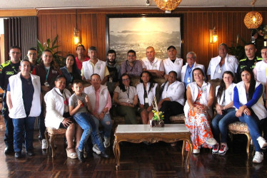 Foto | Luis Trejos | LA PATRIA Integrantes de la Mesa Municipal de Víctimas de Manizales, junto con integrantres de la Policía invitados al almuerzo y el personero de Manizales, Fernando Arcila.