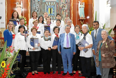Al encuentro asistieron: Ana Libia Alzate, Dora Esther Aristizábal, Ana Dilia Betancur, Rubiela Bedoya, Inés Botero, Miriam Duque, Amanda Hoyos, Miriam Hurtado, Ángela Martínez, Idalba Montoya, Ensueño Ocampo, Islén Ospina, Luz Dary Pineda, Olga Lucía Ramírez, Rosalba Salazar, Martha Lucía Zuluaga, Alba Lucía Zuluaga y Rubiela Raigoza. Con ellos estuvieron Elizabeth Jaramillo, docente jubilada; Ángela Lalinde, coordinadora actual, y Geimar Alonso Valencia, actual rector.