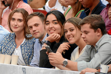 Foto | Freddy Arango | LA PATRIA Durante la Temporada Taurina los jóvenes han sido protagonistas  en la Plaza de Toros.  En la imagen: Mariana Botero, Juan José Ramírez, Sofía Botero, Camila Gaviria y Daniel Gómez.
