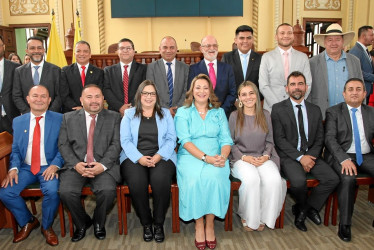 Grupo de diputados junto con el gobernador de Caldas, Henry Gutiérrez Ángel.