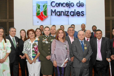 Los homenajeados en compañía de los concejales de Manizales.