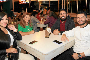 María José Carvajal, Rocío Ramírez, Carlos Mario Gaitán y Mauricio López organizaron una cena de despedida para Mauricio López en el restaurante La Azotea.