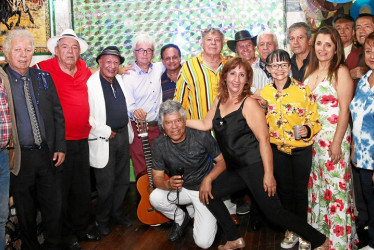 Tertulia de cantantes y bailarines de tango en la residencia de Javier Márquez. 