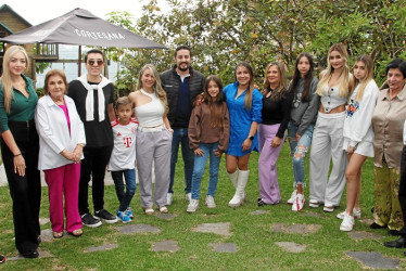 Lina Marcela Cifuentes celebró su cumpleaños con un almuerzo en el restaurante Cortesana, la acompañan: Jorge Quintero, Andrea Quintero, Aceneth Buitrago, Nicolás Cifuentes, Martín Quintero, la festejada, Víctor Araque, María Paz Ocampo, Sandra Paola Cifuentes, Consuelo Salazar, Luciana Arango, Milena Cifuentes, Samantha Arango, Aliria Orozco y Nicolás Cifuentes.