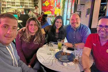 Foto | Lector | LA PATRIA Christian Vélez Quintero, Lina María Giraldo Estrada, Paula Andrea Corrales Pérez, Leonardo Hurtado Cano y Felipe Cardona Muñoz en el encuentro de amigos chinchinenses en el bar la Plaza Delicatessen.