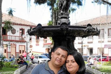 Foto | Luis Fernando Rodríguez García | LA PATRIA Juan Carlos Herrera Rodríguez y Andrea Gallo Ospina visitaron Salamina. Apreciaron el patrimonio cultural del Centro Histórico de la llamada Ciudad Luz y elogiaron la arquitectura de sus viviendas.