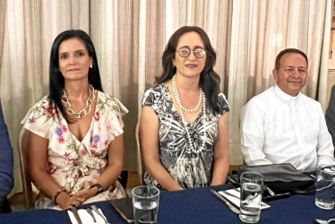 Juan Manuel Pérez Saldías, presidente de la junta directiva de la CCMPC; Lina María Ramírez Londoño, presidenta ejecutiva CCMPC; Alba Nancy Santos Taborda, secretaria de cultura de Riosucio; párroco Raúl Arturo Castro Lema, y Juan Felipe Vanegas Marín, miembro de la junta directiva de la CCMPC.