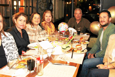 Foto | Argemiro Idárraga | LA PATRIA Gina Marcela Ospina, Liliana Zuluaga, Claudia Marcela Arango, Rocío Giraldo, César Hugo Vargas, Andrés Felipe Calle y Elizabeth Vargas eligieron el restaurante Búffalo Republic para homenajear a Claudia Marcela Arango por su cumpleaños.