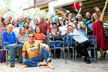 Marina Mejía en compañía de familiares y amigos.