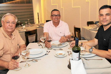 Foto | Argemiro Idárraga | LA PATRIA Juan Carlos Toro, Efraín Vergara y Santiago Céspedes en una reunión de amigos en el restaurante Vino y Pimienta.
