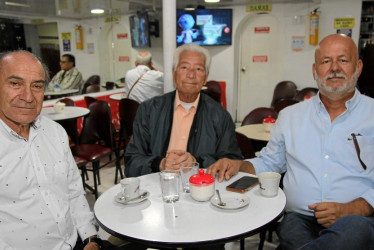 Foto | Argemiro Idárraga | LA PATRIA José Luis Alzate Grajales, Octavio Zapata Ospina y Carlos Arturo Agudelo Montoya tuvieron un encuentro de amigos en el café El Graduado.