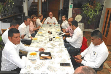 Foto | Rubén Darío López | LA PATRIA Jesús Iván Ospina, alcalde de Pensilvania, invitó a un almuerzo en el restaurante Athos a los diputados de Caldas, a los concejales del municipio y a los funcionarios del gobierno local y departamental con motivo del cumpleaños 158 de La Perla del Oriente. Entre los invitados especiales estuvo el gobernador, Henry Gutiérrez Ángel, y su esposa, Gladis Estela Salazar.