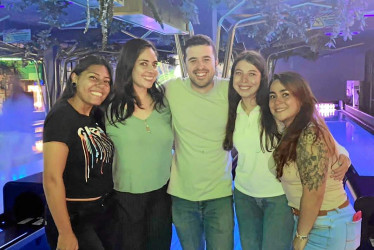 Foto | Lector | LA PATRIA Vanesa Castaño, Laura Tarquino, Germán Parada, Laura Pineda y María de los Ángeles Cardona se reunieron en la bolera Jungla de Milán para divertirse en la Zona G de la ciudad.