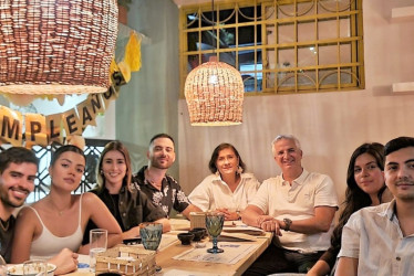 Foto | Lector | LA PATRIA Juan Esteban López, Valeria Ramírez, Carolina Betancourt Duque, Lorenzo Hernández, Lucila Duque, Fernando Betancourt, Katerine Díaz y Manuel Soto se reunieron en el restaurante Lobo Cantina para celebrar el cumpleaños de Carolina. 