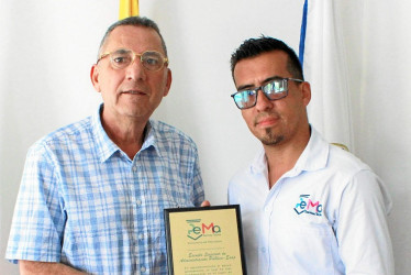 Foto | Lector | LA PATRIA Alejandro Giraldo (derecha), funcionario de la Personería de Manizales, le entregó a Jhon Jairo Castaño, director encargado de la Escuela Superior de Administración Pública (ESAP) Territorial Caldas, un reconocimiento en agradecimiento al acompañamiento que se tuvo durante la administración del personero saliente, Fernando Arcila.