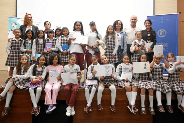 Foto | Luis Trejos | LA PATRIA A la charla asistieron Beatriz Mejía, Adriana Villegas, Octavio Escobar Giraldo, Ivonne Mendoza y un grupo de estudiantes del colegio Perpetuo Socorro.