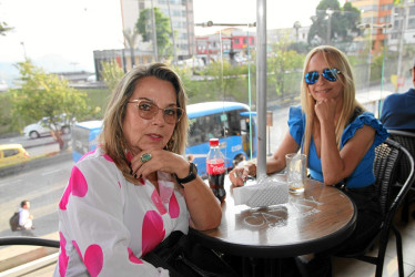 Foto | Argemiro Idárraga | LA PATRIA Gloria Escobar y Adriana Escobar compartieron en Catay Café Cultural, ubicado en el segundo piso del Teatro Los Fundadores.