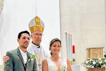 Foto | Lector | LA PATRIA Susana Osorio López y Mario Chamorro Recalde en compañía de monseñor Alejandro Castaño, obispo emérito quien oficio la ceremonia.