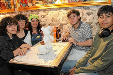 Foto | Argemiro Idárraga | LA PATRIA Laura Trejos celebró su cumpleaños en Coffe Parche rodeada de sus amigos.Paula Rojas, Valentina Alzate, Daniel Gómez y Carlos Vargas.