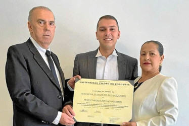 Foto | Henry Giraldo | LA PATRIA Mario Andrés Zuluaga Garzón, de Manzanares (Caldas), recibió el titulo como profesional en Negocios Internacionales de la Universidad Piloto de Bogotá. Lo acompañan sus padres, Mario y Teresa. Felicitaciones para él y su familia.
