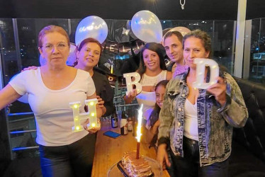 Foto | Lector | LA PATRIA Alejandra Monroy celebró su cumpleaños con una cena en el restaurante La Shiraka. La acompañan en la imagen: María Monroy, Liliana Monroy, Marina Monroy y Luis Monroy.