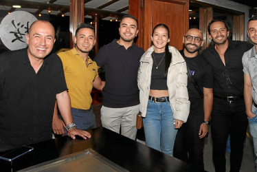 Cristian Londoño celebró su cumpleaños con una cena en el restaurante Zakura.  Foto | Argemiro Idárraga | LA PATRIA Wilmer Clavijo, Javier González, José Hidalgo, Cristina Guapacha, Andrés Felipe Valencia, Cristian Londoño y Diego Alejandro Gómez.