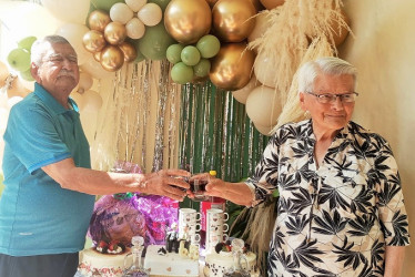 José Salomón Hidalgo Hidalgo y María Edilma Escudero de Hidalgo cumplieron 65 años de unión matrimonial. Sus hijos, Florangela, Gerardo, Adiela, Aldemar, Humberto, Rubiel, Rubiela, Aleyda y Julieta les desean más salud y prosperidad.