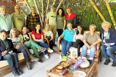 Foto | Cortesía Luz Dary Carmona | LA PATRIA De pie: Francisco García, Uriel Naranjo, Jaime Quintero, Javier Salazar, Beatriz García y Juan Marín. Sentados: María Helena Estrada, María Teresa Matijasevic, Paola Sepúlveda, Luz Dary Carmona, Daniel López, María Teresa Jaramillo, Rocío Espinosa, Ana Milena Torres y Ute Teske Bose.