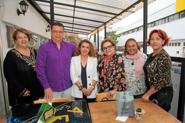 Fotos | Argemiro Idárraga | LA PATRIA Alba Marina Acosta, Carlos Alberto Vélez, Ana Muñoz, Beatriz Acosta, Liliana Gómez y Mónica Estrada.
