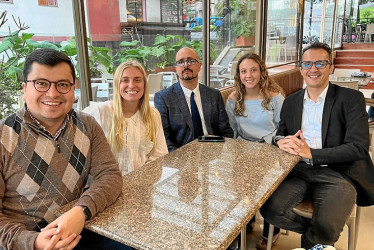 Foto | Lector | LA PATRIA Luis Felipe Molina; Laura Guss Tarazona; Ángel Blanco, oficial de Chevening en Colombia; María Emilia Currea y Darío Arenas Villegas.