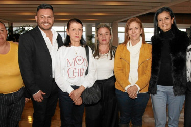 Fotos | Argemiro Idárraga | LA PATRIA  Marleny Vargas, Leidy García, César Augusto Cárdenas, Cristina Castaño, Martha Serna, Luz Eugenia Narváez, Lina Maria Londoño y Mónica Castaño.