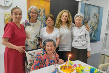 La poeta manizaleña Dorian Hoyos cumplió 91 años. Su día lo compartió con Margoth Márquez, Ana María Robledo, Miriam Torres, Eliss del Rosario Cardona y Liliana Restrepo.