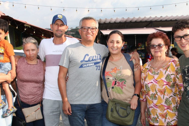 Foto | Argemiro Idárraga | LA PATRIA Juliana Castillo, Samuel Castilla, Liliana Castillo, Víctor Hugo Giraldo Herney Castillo, Claudia Zambrano, Lucy González y José Luis Giraldo se reunieron en un almuerzo enel restaurante Mirador La Cuchilla Parque Temático, ubicado en la vereda Cuchilla del Salado de Manizales.