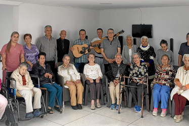 Foto | Henry Giraldo | LA PATRIA Personas de la tercera edad del Hogar Nuevo Despertar que recibieron la serenata.
