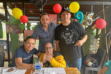 Foto | Henry Giraldo | LA PATRIA El manzanareño Heli Toro Álvarez, fundador, compositor y cantante de la agrupación Cuarteto Imperial, cumplió 95 años. En la foto aparece junto a sus hijos Aldemar, Julián y Maximiliano.Actualmente Heli reside en Dosquebradas  (Risaralda).