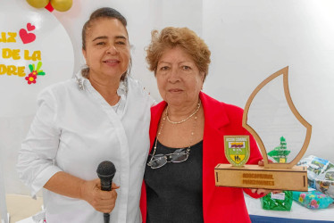 Foto | Cortesía | LA PATRIA ​​​​​​​En el marco de la integración Asocomunal en Manzanares (Caldas), la Alcaldía municipal le entregó un reconocimiento a Melba Zuluaga (de rojo) por sus 24 años al servicio de la junta de acción comunal de la vereda Cantadelicia.