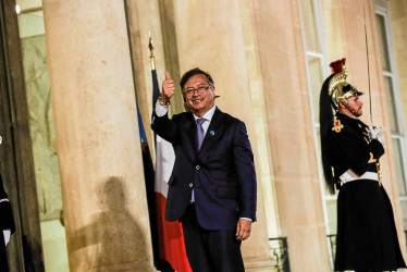 Foto | EFE | LA PATRIA  Gustavo Petro visitó nuevamente anoche el Palacio del Elíseo. 