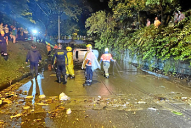 Foto | Tomada del Twitter @DAGRDMedellin | LA PATRIA  Durante la emergencia el Cuerpo Oficial de Bomberos Medellín acompañó las diversas situaciones causadas por las fuertes lluvias en la ciudad. 