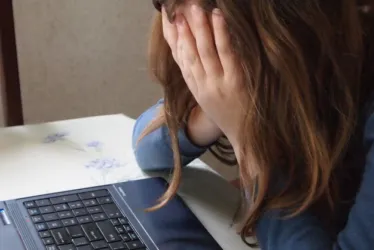 El acoso cibernético puede conducir a una depresión que condicione la idea suicida. Esté al tanto de qué leen sus hijos en redes sociales.