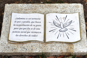 La placa que invita a la reconciliación.