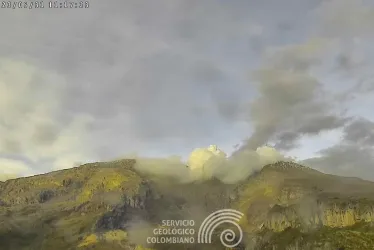 Volcán Nevado del Ruiz visto este lunes desde el sector entre el cerro Piraña y el cañón del río Azufrado. 