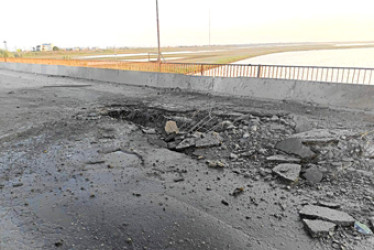 Un impacto de misiles en el puente ucraniano de Chongar, que une Crimea con Jersón, el jueves.