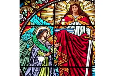 Este es el vitral dañado. En la imagen de la izquierda se ve el roto en el vidrio. 