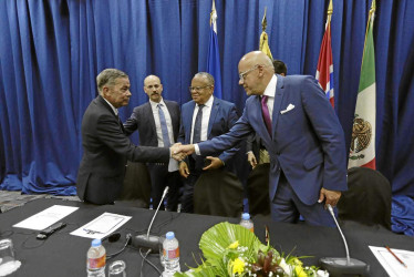 El Gobierno de Venezuela y la opositora Plataforma Unitaria Democrática (PUD) acordaron que las elecciones presidenciales de 2024 se celebren en el segundo semestre del año. El acuerdo lo firmaron el opositor Gerardo Blyde y Jorge Rodríguez, presidente de la Asamblea venezolana.